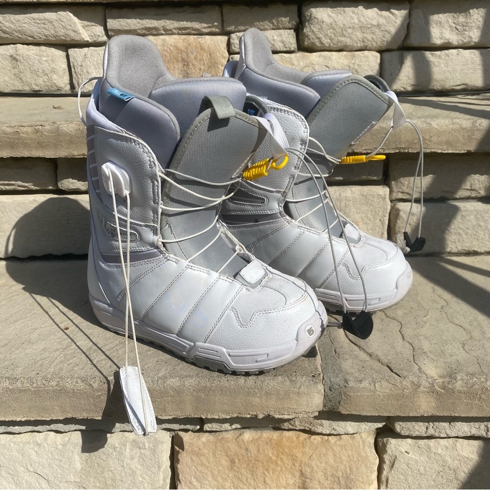 Women's Burton Mint snowboard boots in white Sz 7.5